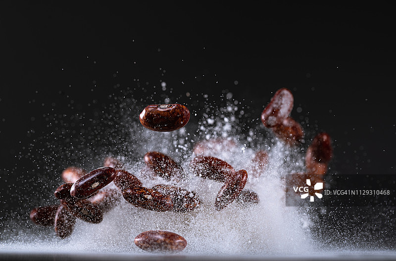 高速同步拍摄的红腰豆跳跃瞬间图片素材