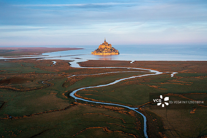 诺曼底圣米歇尔山日出鸟瞰图图片素材