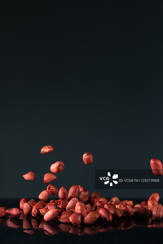 高速同步拍摄的红色花生种子图片素材