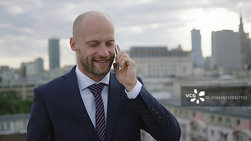 在屋顶行走的成功商人，商务通话图片素材