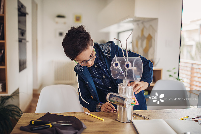 男孩在家制作机器人图片素材