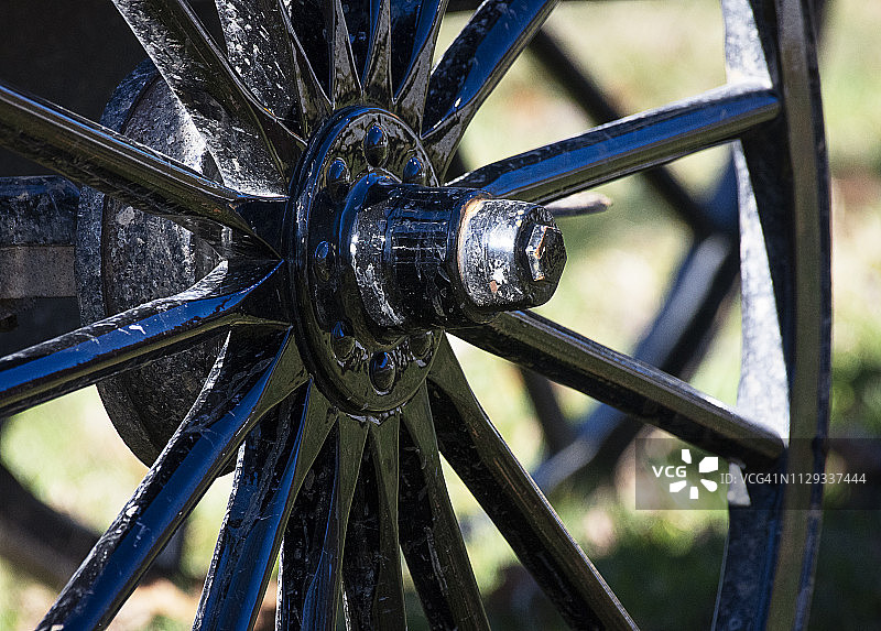 宾夕法尼亚州阿米什乡村马车车轮上的辐条图片素材