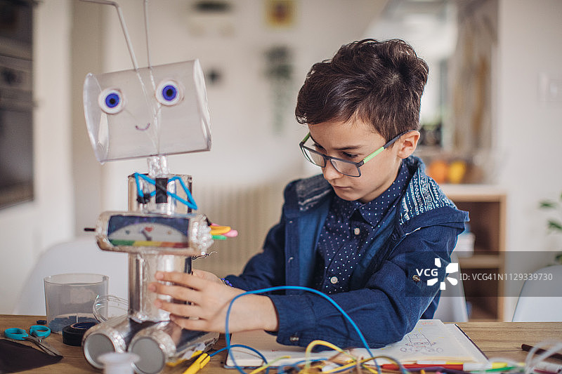 小男孩工程师制作机器人图片素材