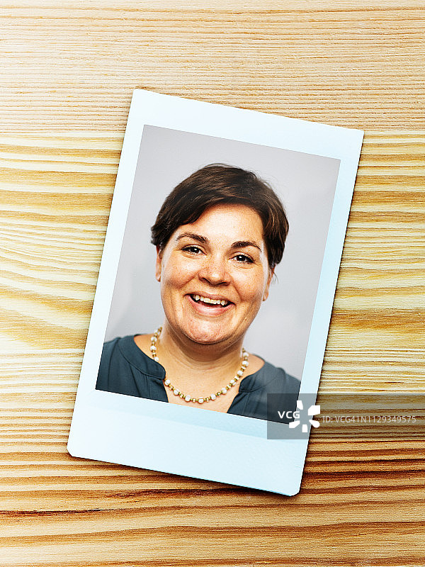 一位表情快乐的白人成年女性的即时相机肖像图片素材