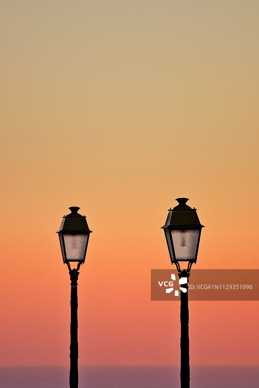 日落时分，法国地中海附近的两个灯柱图片素材