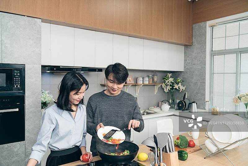 年轻中国情侣在厨房图片素材