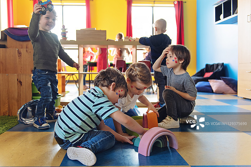 孩子们的手工活动图片素材