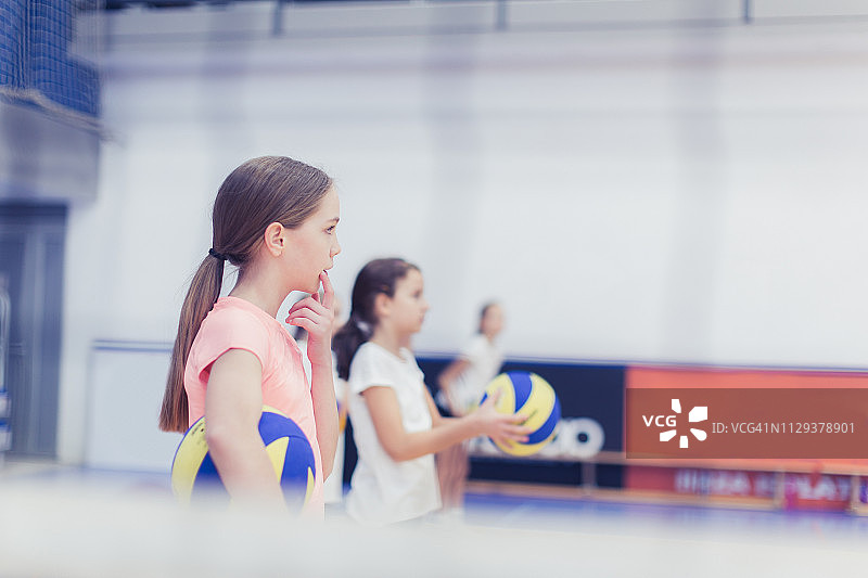 女排团队在室内锻炼图片素材