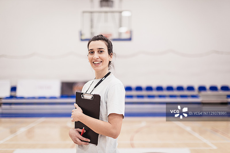 排球女教练在排球场上的肖像图片素材