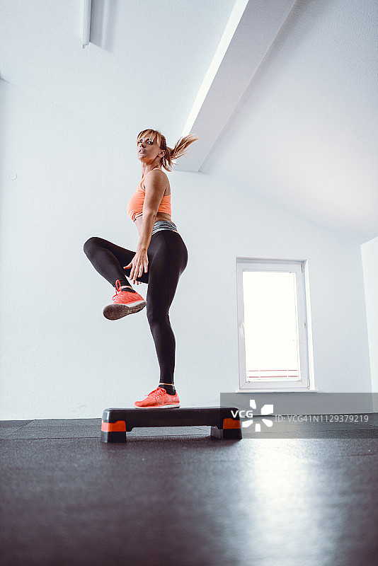 健身房的踏步运动图片素材