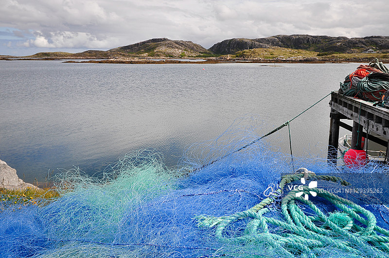 海景：蓝色渔网在码头上图片素材