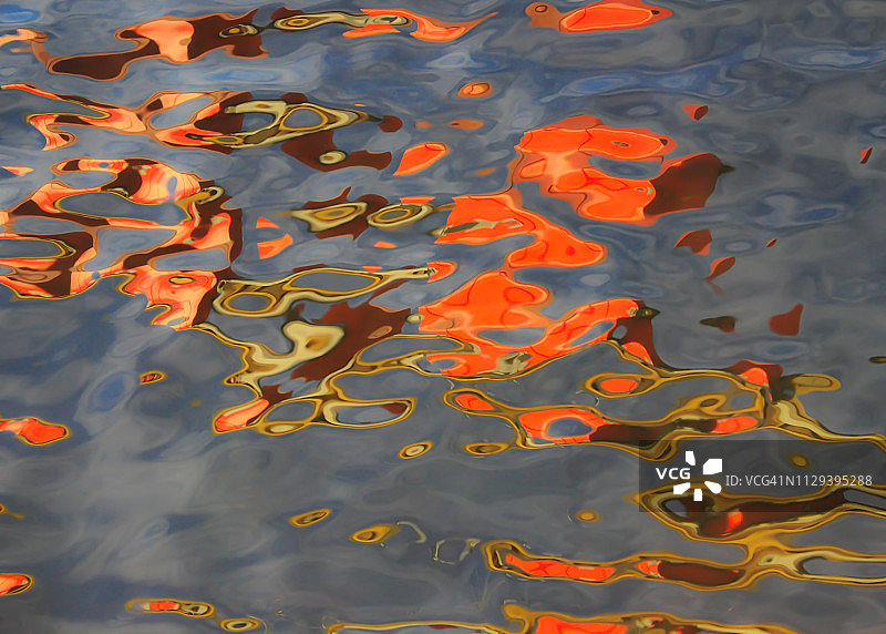 水中红色物体倒影抽象背景图片素材