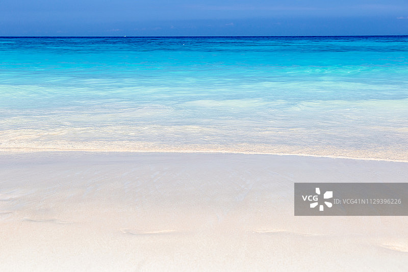 达柴岛美丽海滩上阳光明媚、水晶般清澈的海水图片素材