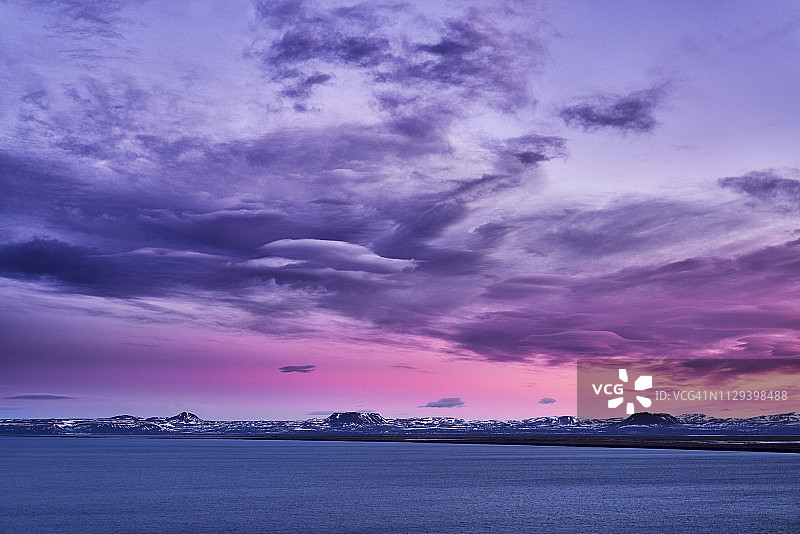 冰岛，欧萨峡湾的粉色日落图片素材