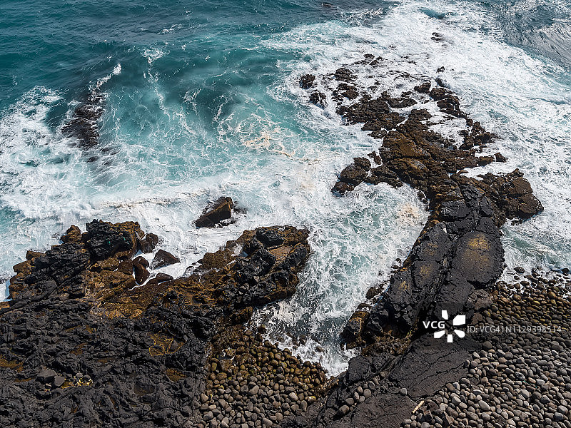 冰岛雷克雅内斯半岛海岸的波浪航拍图片素材