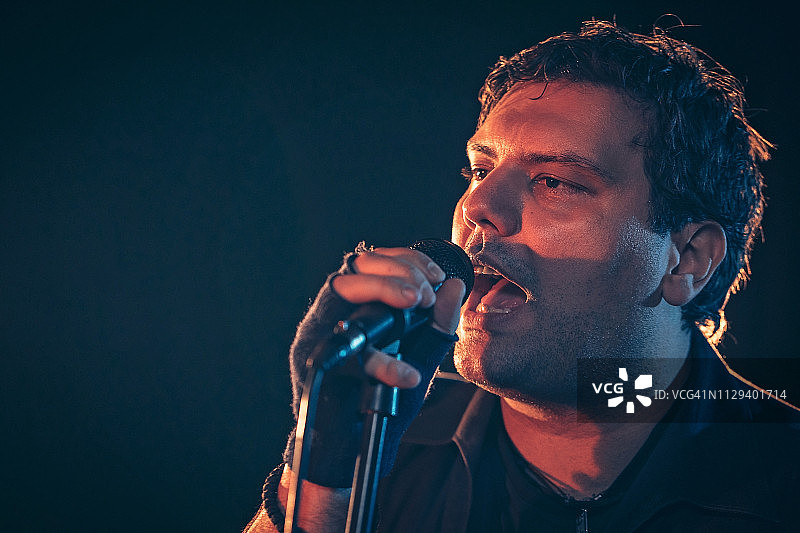 拿着麦克风的男歌手图片素材