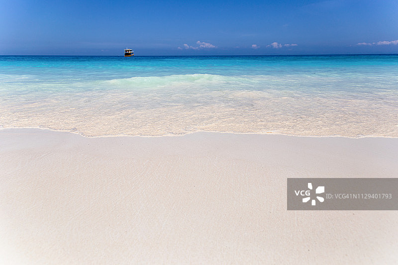 达柴岛美丽海滩上阳光明媚、水晶般清澈的海水图片素材