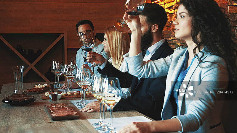 朋友一起品酒图片素材