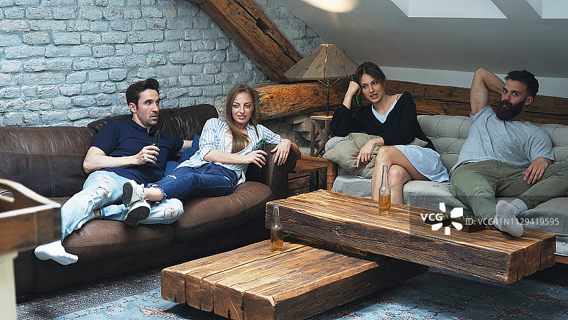 与朋友共度的披萨时光图片素材