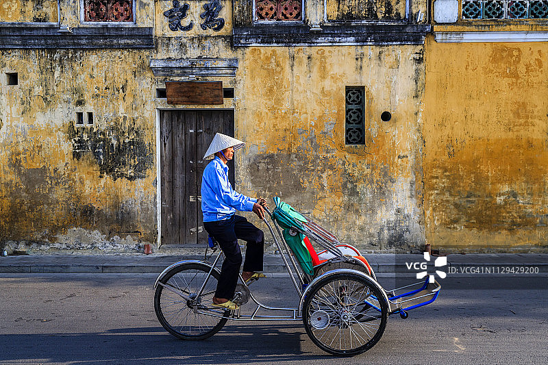 越南会安市老城区的越南三轮车图片素材