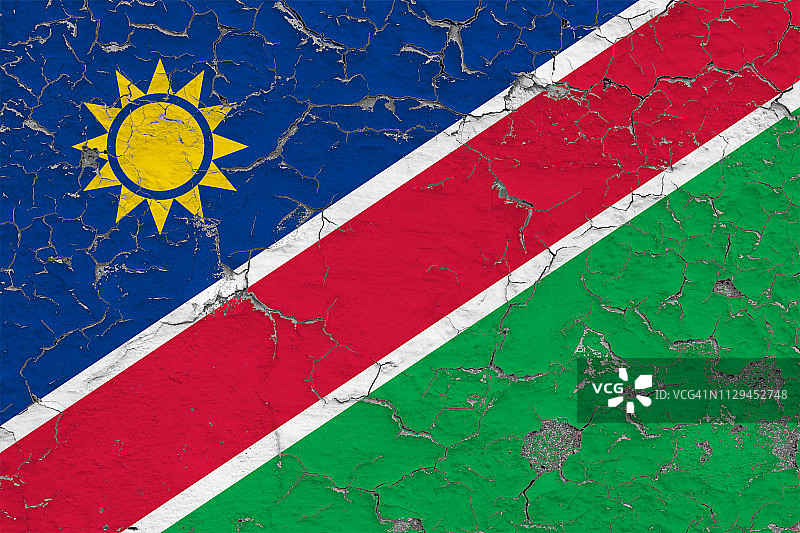 纳米比亚国旗，绘制在破裂的脏墙上。复古风格表面的民族图案。图片素材