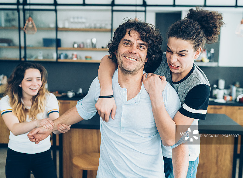 和父亲玩耍图片素材