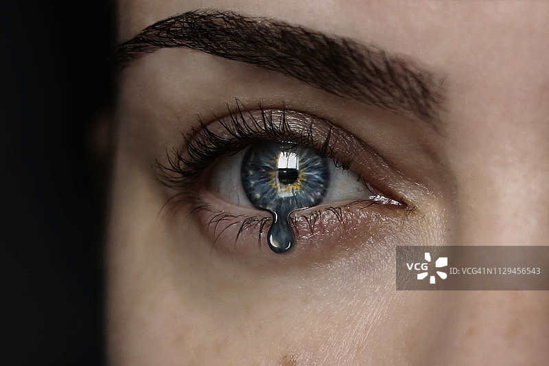 眼睛虹膜变成泪滴图片素材