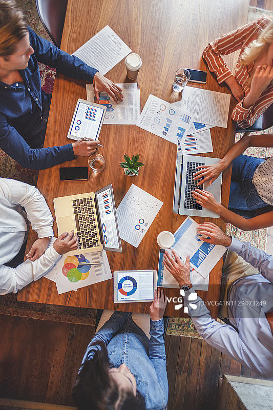 使用科技设备进行会晤的人群图片素材