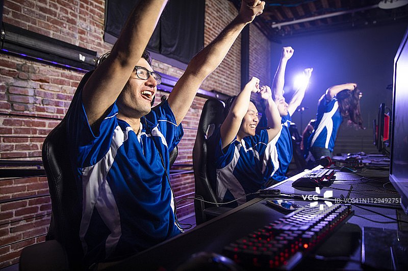 电竞团队赢得比赛图片素材