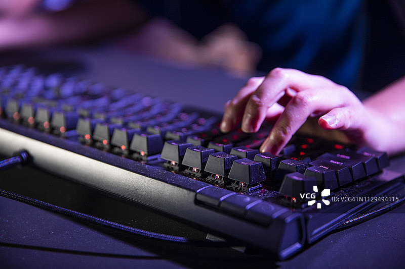 键盘上的手部特写图片素材