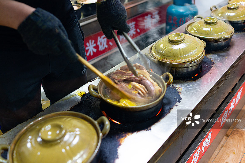 砂锅烹饪姜母鸭图片素材