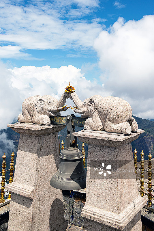 亚洲斯里兰卡亚当峰佛教寺庙的铃铛图片素材