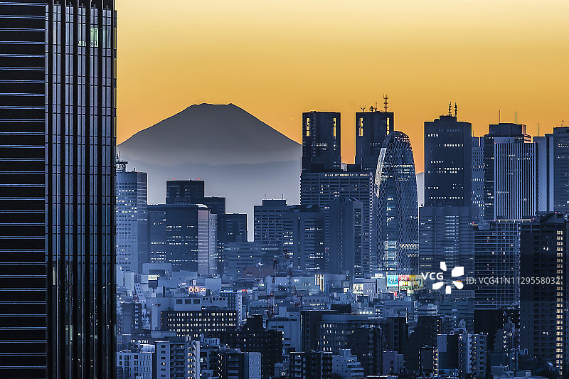 冬季东京文京区日落时分的富士山和新宿摩天大楼图片素材