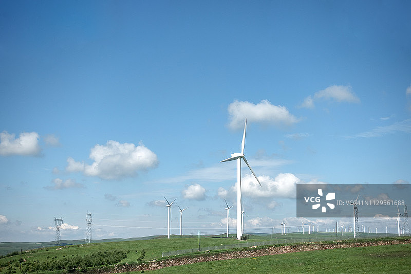辉腾锡勒草原上的风力涡轮机图片素材