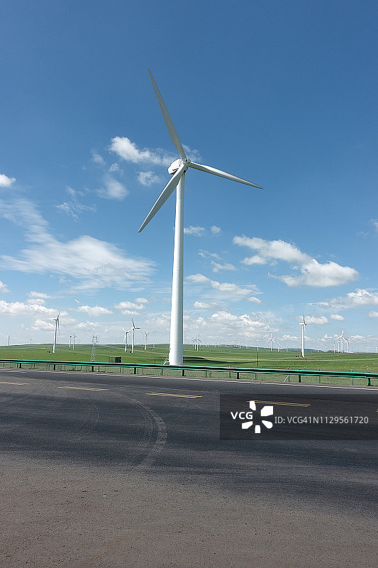 辉腾锡勒草原上的风力涡轮机图片素材