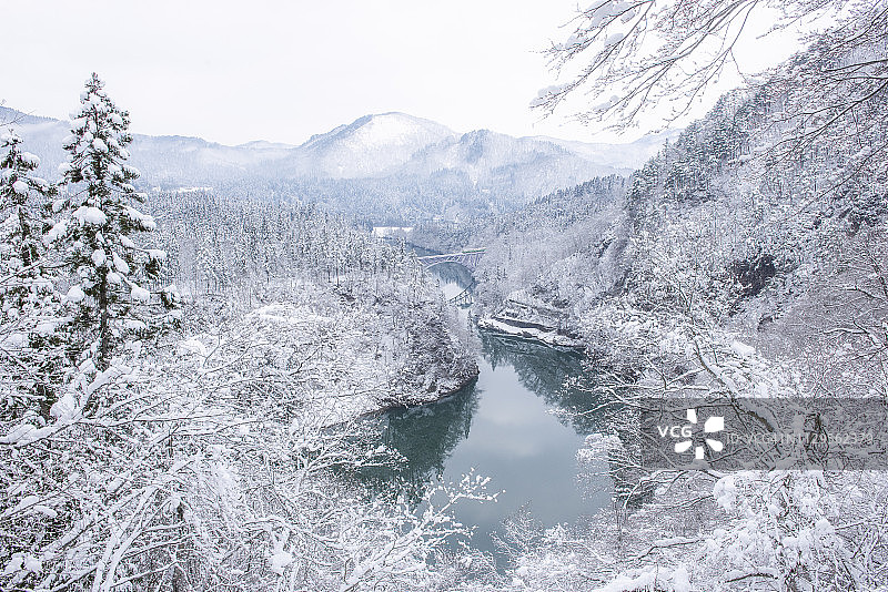 冬季日本福岛县会津若松市只見川第一桥梁上的只見线列车图片素材