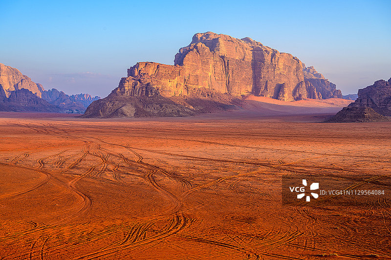 约旦瓦迪拉姆沙漠红色沙丘和奇岩的日出景色图片素材