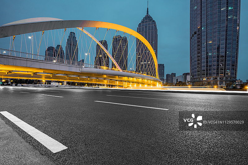 天津灯光桥上的天际线图片素材