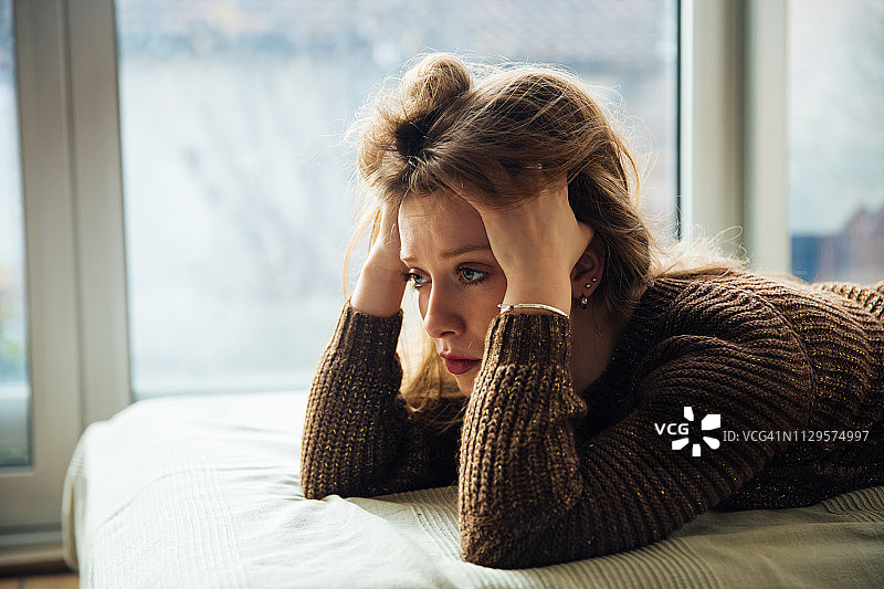 焦虑沮丧的女人在床上图片素材