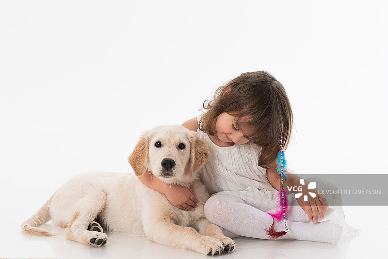 快乐的女孩和她的狗图片素材