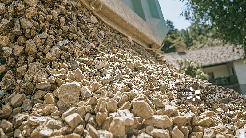 建筑工地挖掘机倾倒砾石图片素材