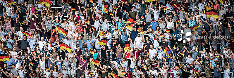 在体育场欢呼的观众图片素材