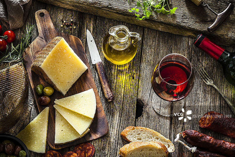 西班牙美食：曼彻格奶酪、西班牙香肠和红酒图片素材