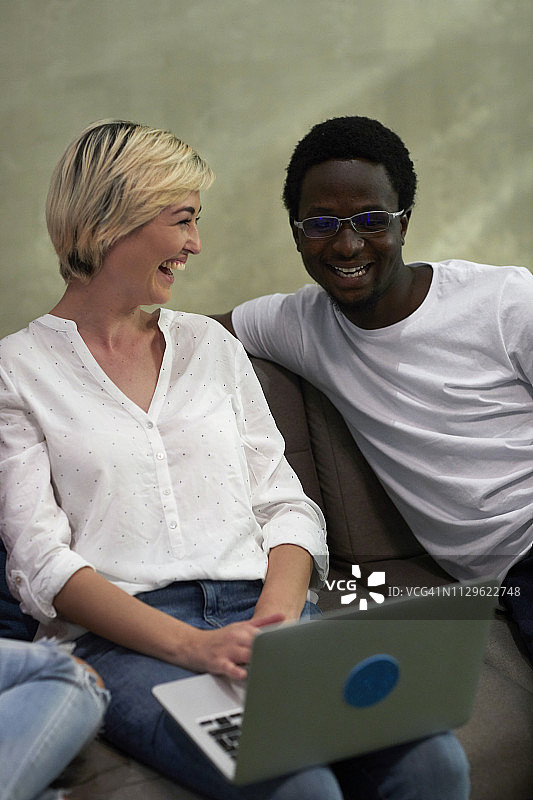 在青年旅社的朋友们图片素材