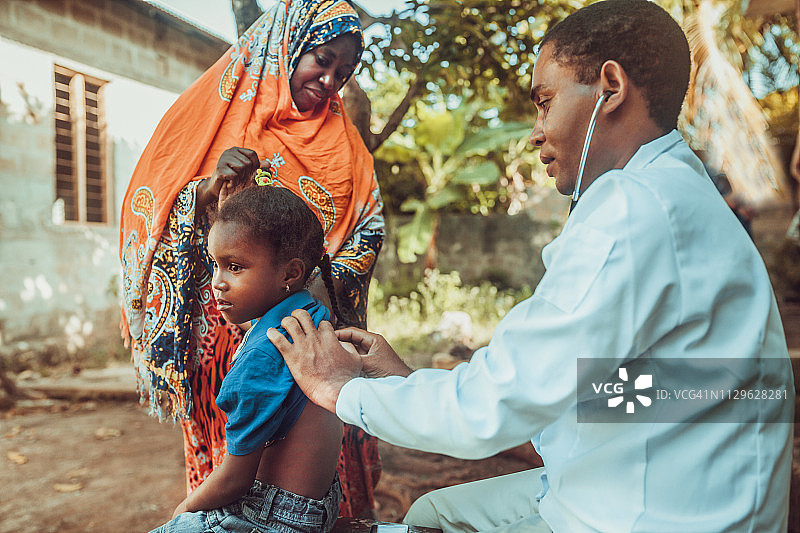 医生会见非洲儿童图片素材
