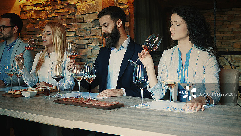 朋友一起品酒图片素材