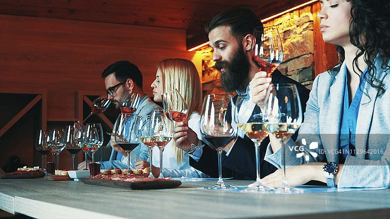 朋友一起品酒图片素材