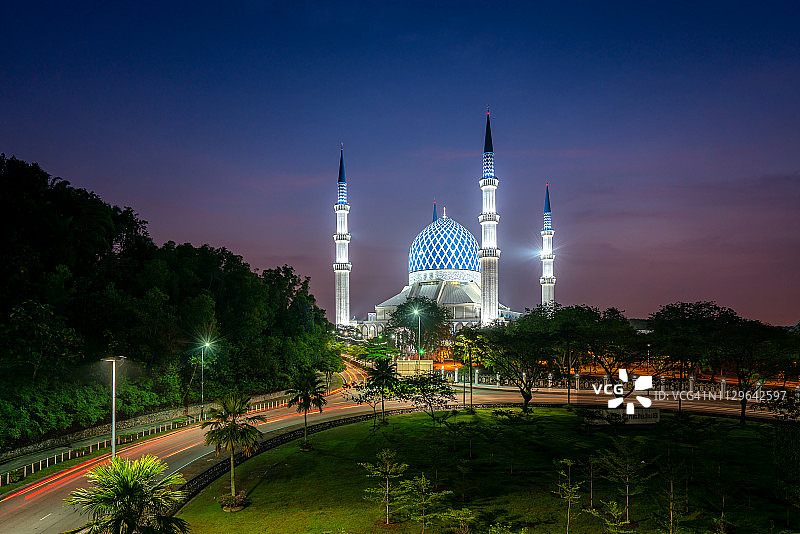 莎阿南苏丹沙拉胡丁阿卜杜勒阿齐兹沙阿清真寺日出图片素材