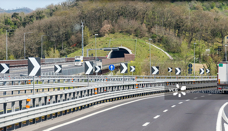 意大利佛罗伦萨和摩德纳之间的高速公路图片素材