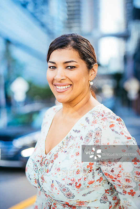 有魅力的拉丁裔女人微笑。穿着时尚休闲的哥伦比亚成熟女性图片素材